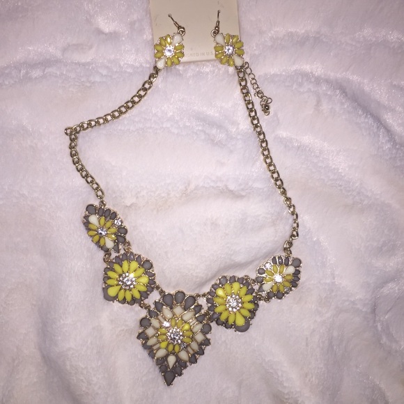 Jewelry - Set Necklace Earrings Gold with White, Gray Yellow